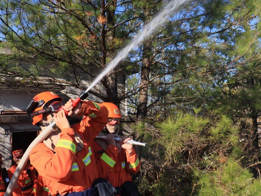 饶市森林消防队伍联训联战活动圆满收官不朽情缘联训砺精兵 联战筑防线年上(图2)
